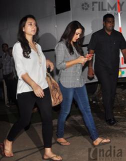Preity G Zinta feet photo thumbnail
