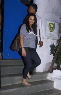 Preity G Zinta feet photo thumbnail
