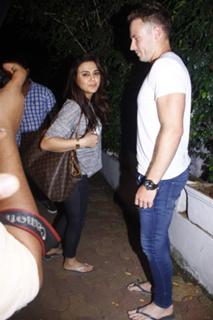 Preity G Zinta feet photo thumbnail