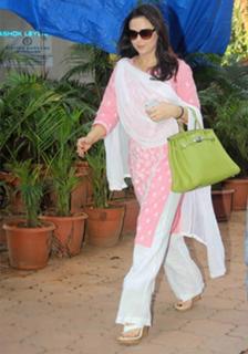 Preity G Zinta feet photo thumbnail