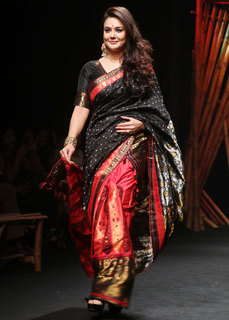 Preity G Zinta feet photo thumbnail