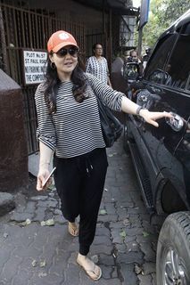 Preity G Zinta feet photo thumbnail