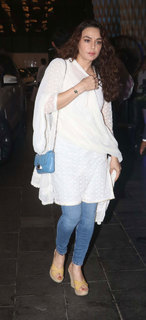 Preity G Zinta feet photo thumbnail