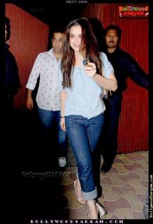 Preity G Zinta feet photo thumbnail