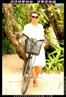 Preity G Zinta feet photo thumbnail