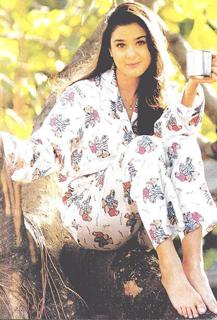 Preity G Zinta feet photo thumbnail