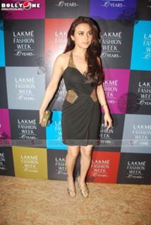 Preity G Zinta feet photo thumbnail