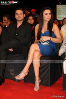 Preity G Zinta feet photo thumbnail