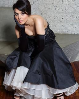 Preity G Zinta feet photo thumbnail