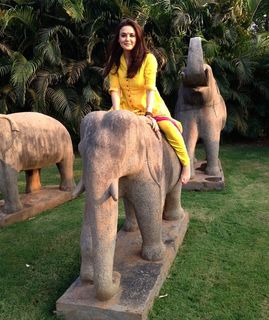 Preity G Zinta feet photo thumbnail