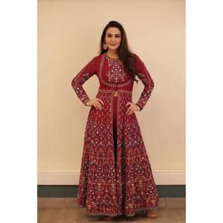 Preity G Zinta feet photo thumbnail