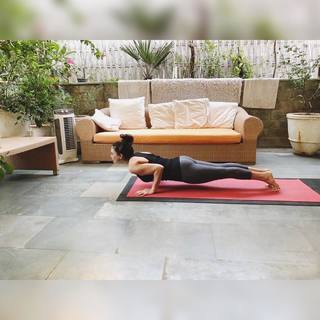 Preity G Zinta feet photo thumbnail