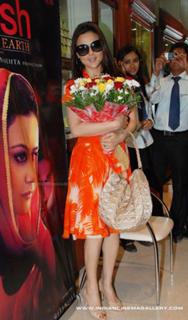 Preity G Zinta feet photo thumbnail