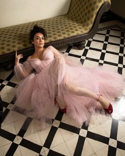 Preity G Zinta feet photo thumbnail
