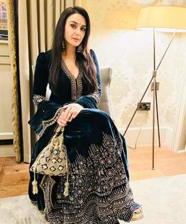 Preity G Zinta feet photo thumbnail