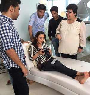 Preity G Zinta feet photo thumbnail