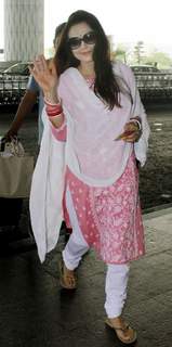 Preity G Zinta feet photo thumbnail