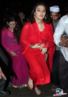 Preity G Zinta feet photo thumbnail