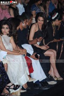 Preity G Zinta feet photo thumbnail