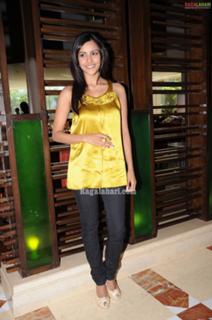 Priya Anand feet photo thumbnail