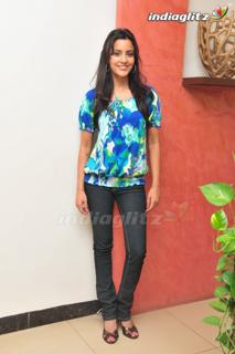 Priya Anand feet photo thumbnail