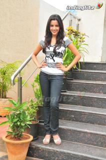 Priya Anand feet photo thumbnail