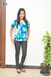 Priya Anand feet photo thumbnail