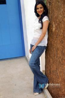 Priya Anand feet photo thumbnail