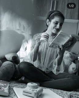 Priya Prakash Varrier feet photo thumbnail