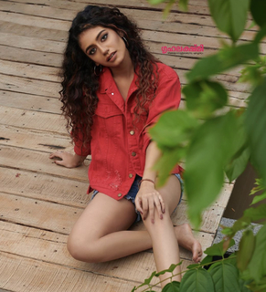 Priya Prakash Varrier feet photo thumbnail