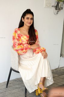 Priya Prakash Varrier feet photo thumbnail