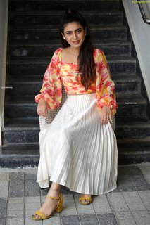 Priya Prakash Varrier feet photo thumbnail