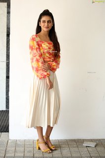 Priya Prakash Varrier feet photo thumbnail