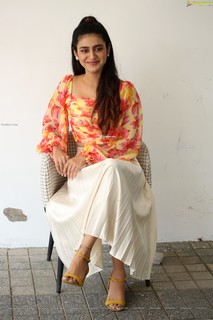 Priya Prakash Varrier feet photo thumbnail