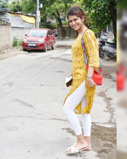 Priya Prakash Varrier feet photo thumbnail