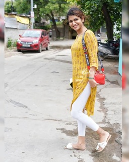 Priya Prakash Varrier feet photo thumbnail