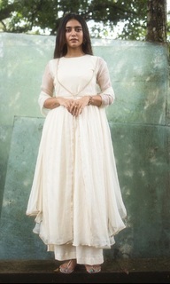 Priya Prakash Varrier feet photo thumbnail