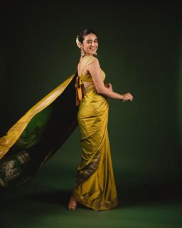 Priya Prakash Varrier feet photo 3