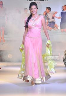 Priyamani feet photo thumbnail