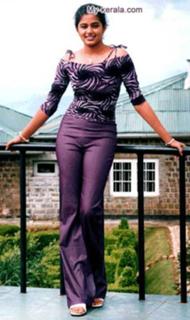 Priyamani feet photo thumbnail