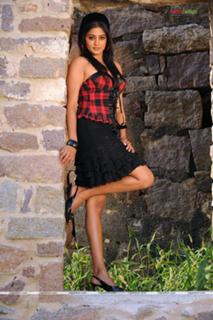 Priyamani feet photo thumbnail