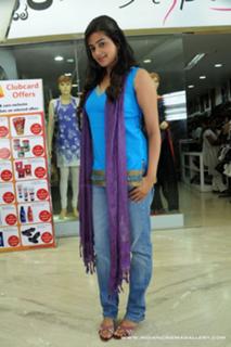 Priyamani feet photo thumbnail
