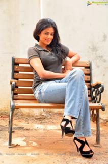 Priyamani feet photo thumbnail