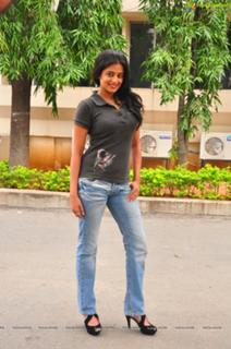 Priyamani feet photo thumbnail