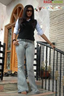 Priyamani feet photo thumbnail