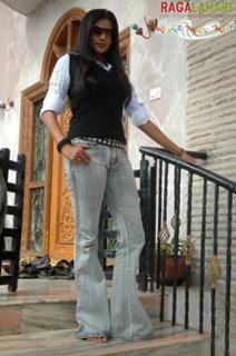 Priyamani feet photo thumbnail