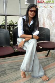 Priyamani feet photo thumbnail