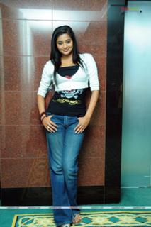 Priyamani feet photo thumbnail