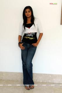 Priyamani feet photo thumbnail
