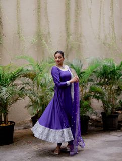 Priyamani feet photo thumbnail